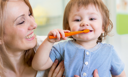 Giữ gìn vệ sinh răng miệng cho trẻ để tránh các bệnh răng miệng làm trẻ không muốn ăn