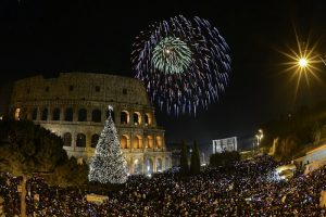 Những màn pháo hoa rực rỡ tại địa điểm đón năm mới của nước Ý.