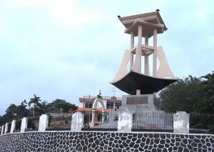 Tượng đàiTượng đài Raja Haji Fisabillah cao 28m nằm ở phía Tây của Tanjung Pinang. Raja Haji Fisabillah cao 28m nằm ở phía Tây của Tanjung Pinang.