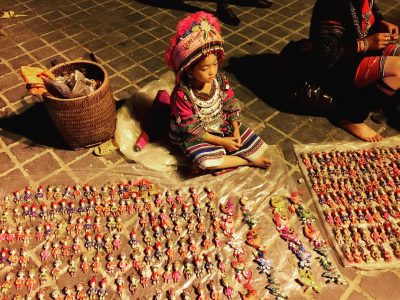 Cô bé dân tộc mặc trang phục truyền thống bán hàng