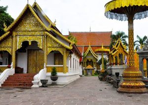 Chùa Wat Haripoonchai – ngôi chùa mang phong cách Miến Điện.