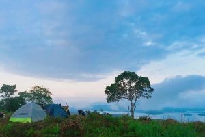 Cắm trại qua đêm ở các đảo nhỏ là trải nghiệm du khách không nên bỏ qua khi đến Tà Đùng.
