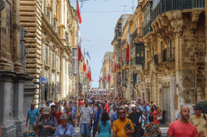 Đường phố ở Valletta luôn tấp nập người qua lại