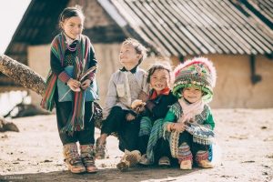 Không khí xuân rộn ràng từng gương mặt, từng nụ cười của lũ trẻ người Mông.