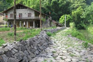 Lối đi vào làng cũng làm bằng đá.