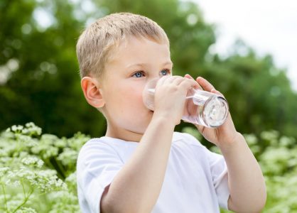 Cho trẻ uống đủ nước vào mùa đông