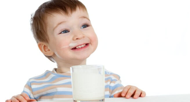 Thời điểm thích hợp để bé yêu được làm quen với sữa bò