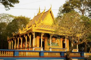 Ngôi chùa nổi bật với tông màu vàng cam.